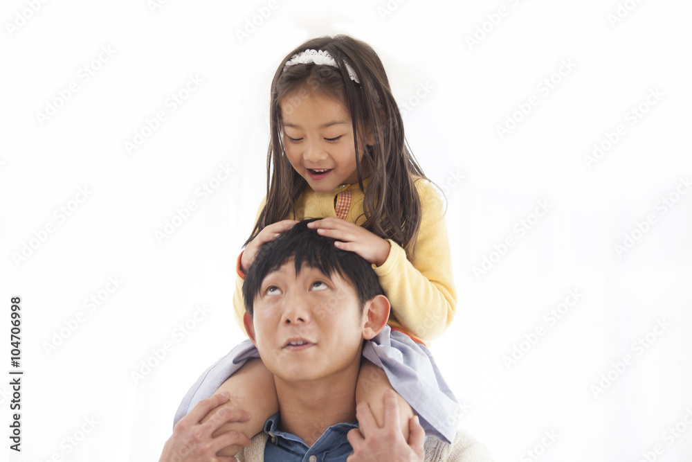 肩車をするお父さん