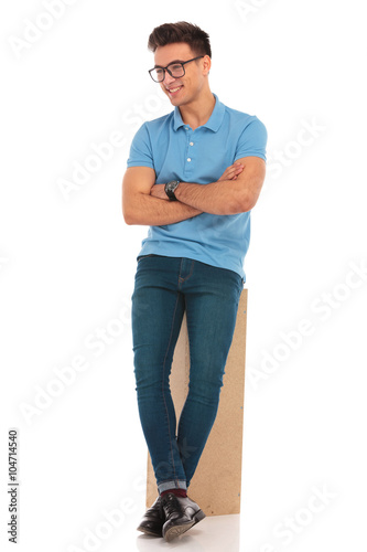 Schilderij op canvas man wearing glasses posing leaning on wooden box