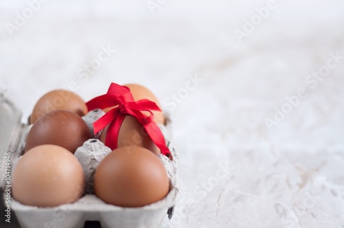 sei uova brune con spazio vuoto bianco photo