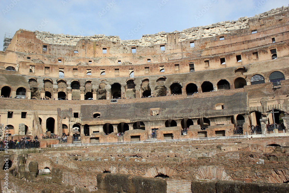 Blick durch den Innenraum des Kolosseums (Rom)