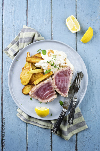 Thunfisch Steak mit Bratkartoffel photo