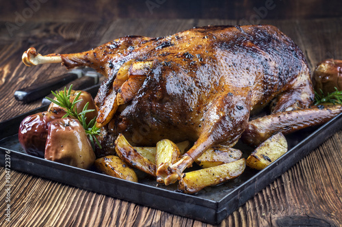Gänsebraten mit Kartoffel und Obst photo
