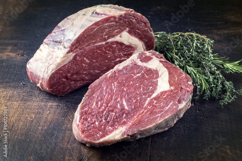 Dry Aged Rib-Eye Steak auf Holz photo