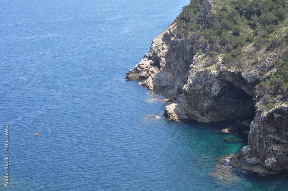 Acantilado rocoso en el mar mediterráneo