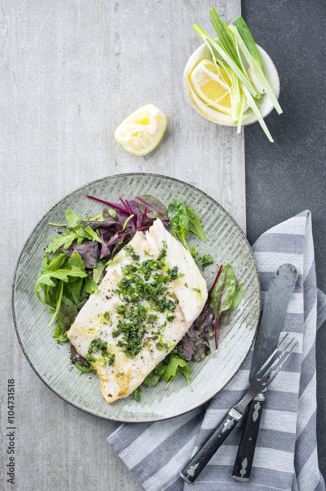 Seelachs Filet mit Salat Seelachs Filet mit Salat