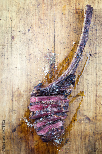 Dry Agd Barbecue Tomahawk Steak auf Holztisch photo