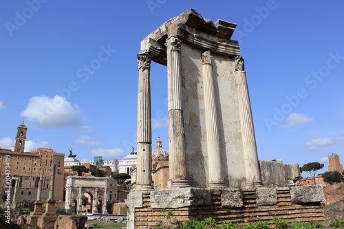 Blick auf den Tempel der Vesta im berühmten Forum Romanum in Rom