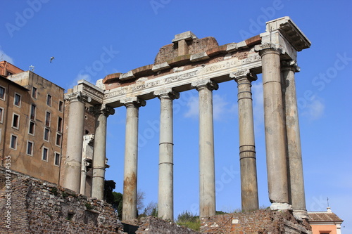 Die Säulen des Tempel des Saturn im Forum Romanum in Rom (Italien)