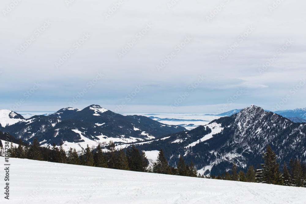 Obraz premium Snow covered mountains in background of ski hill