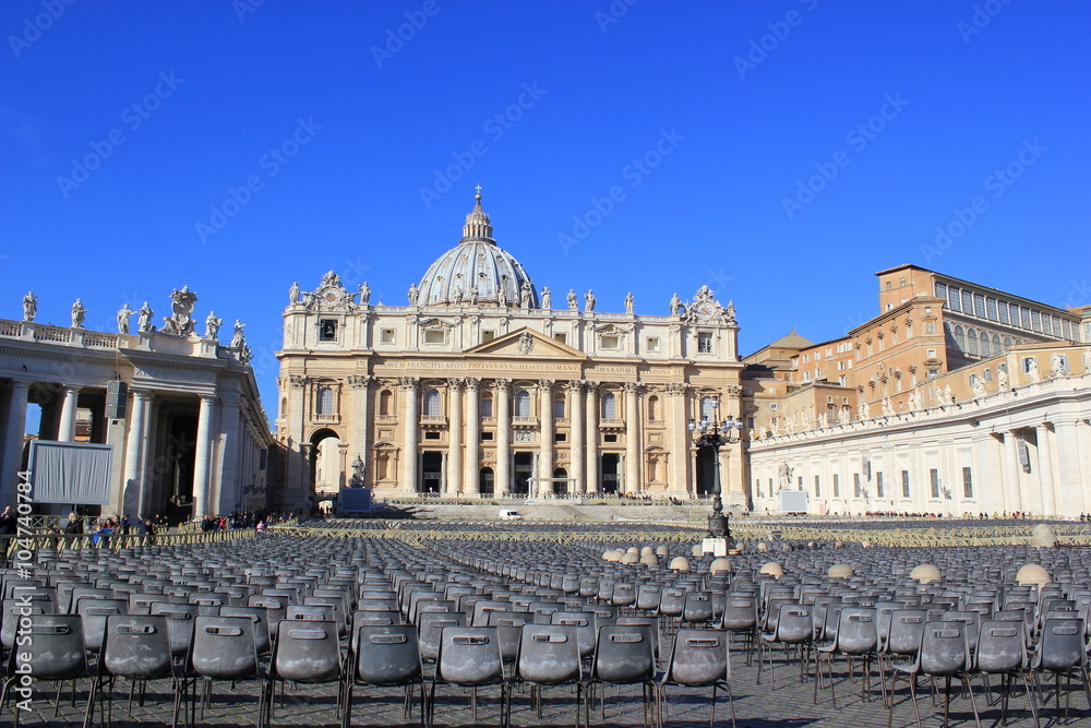 Der Petersplatz im Vatikan mit dem Petersdom (Rom)