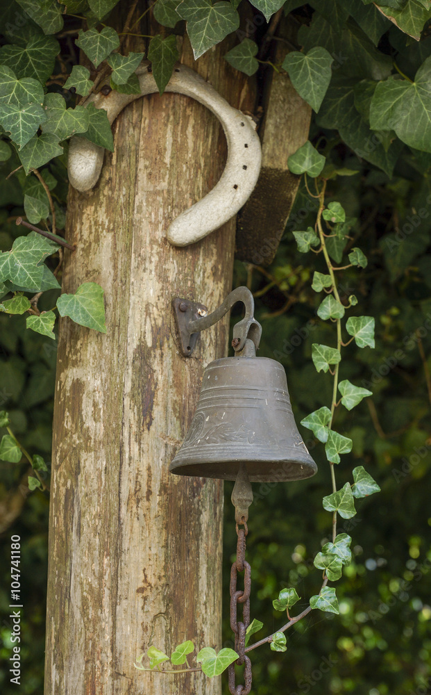 Hufeisen und Glocke