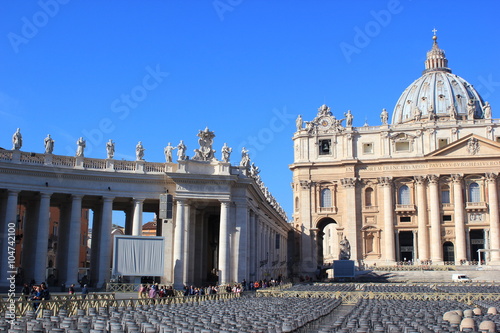 Blick über den berühmten Petersplatz mit dem Petersdom und den Kolonnaden (Vatikan)