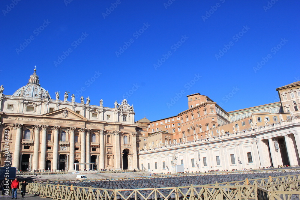 Blick über den berühmten Petersplatz im Vatikan mit dem Petersdom