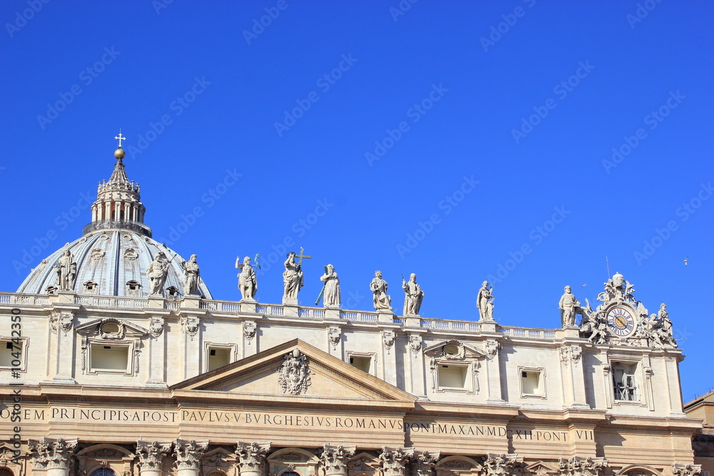 Die Fassade und die berühmte Kuppel vom Petersdom (Vatikan) in Rom