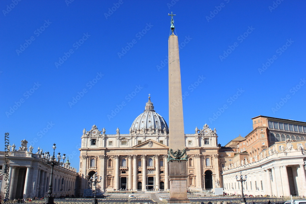 Der Petersplatz mit Petersdom und Obelisk im Vatikan (Rom)