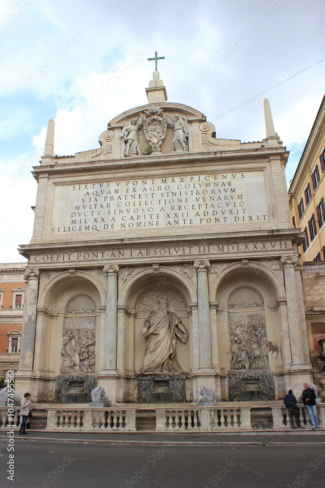 Obraz premium Rom: Touristen vor dem berühmten Brunnen Fontana Paola am Gianicolo (Italien)