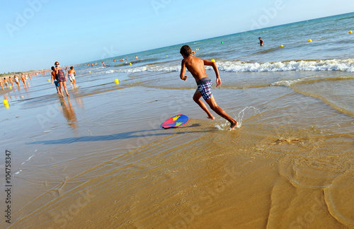 Muchacho con tabla de surf en la playa