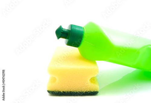 Obraz na płótnie green bottle and yellow sponge w salonie