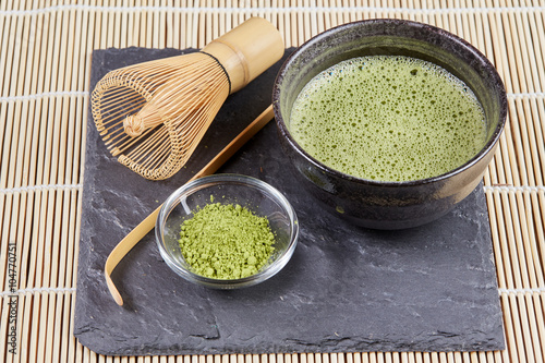 Green matcha powder and tea preparation