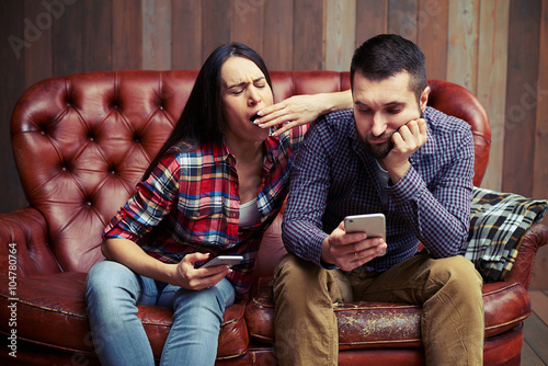 Quadro su tela boring couple sitting on sofa