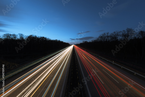 Autobahn bei Nacht als Langzeitbelichtung