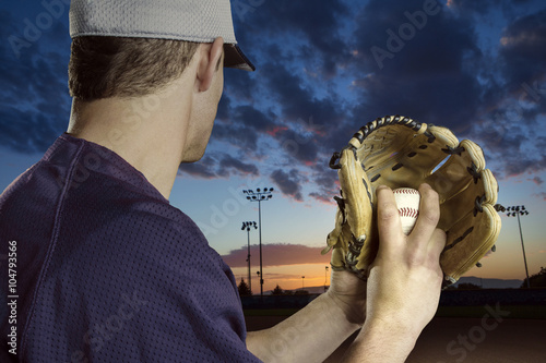 Obraz na plátne Baseball pitcher ready to pitch in an evening baseball game