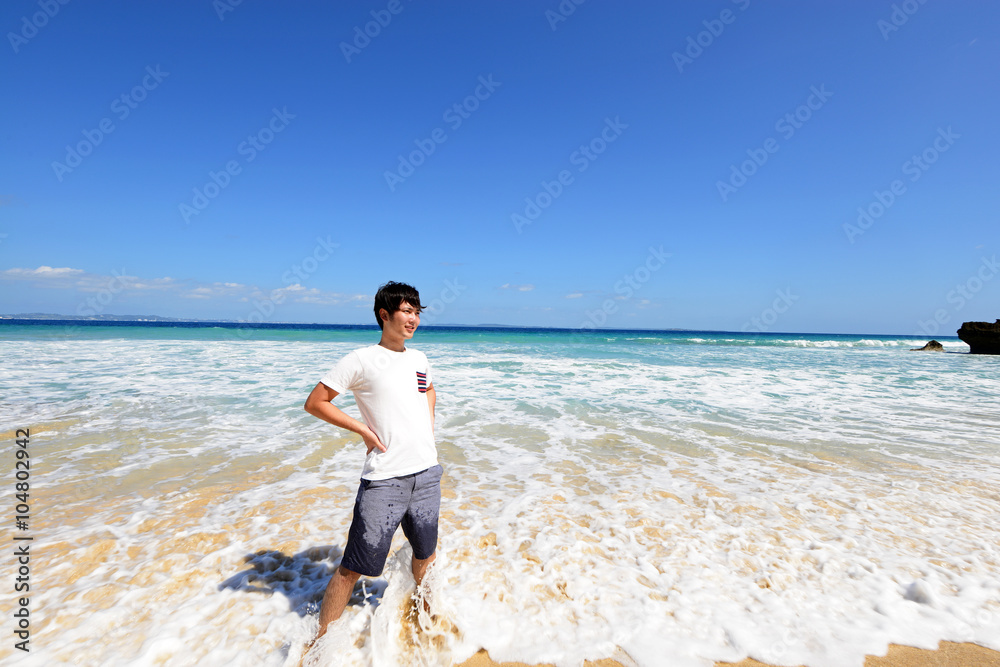 沖縄の美しい海で寛ぐ男性