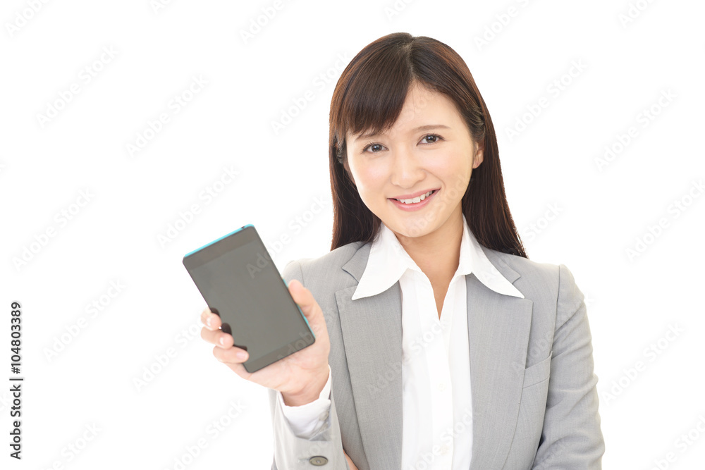 スマートフォンを持つ笑顔の女性 スマートフォンを持つ笑顔の女性