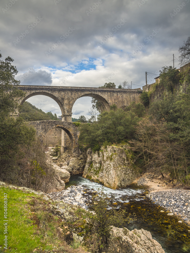 Pont romain en Ardèche/ deux vieux pont à Meyras en Ardèche 