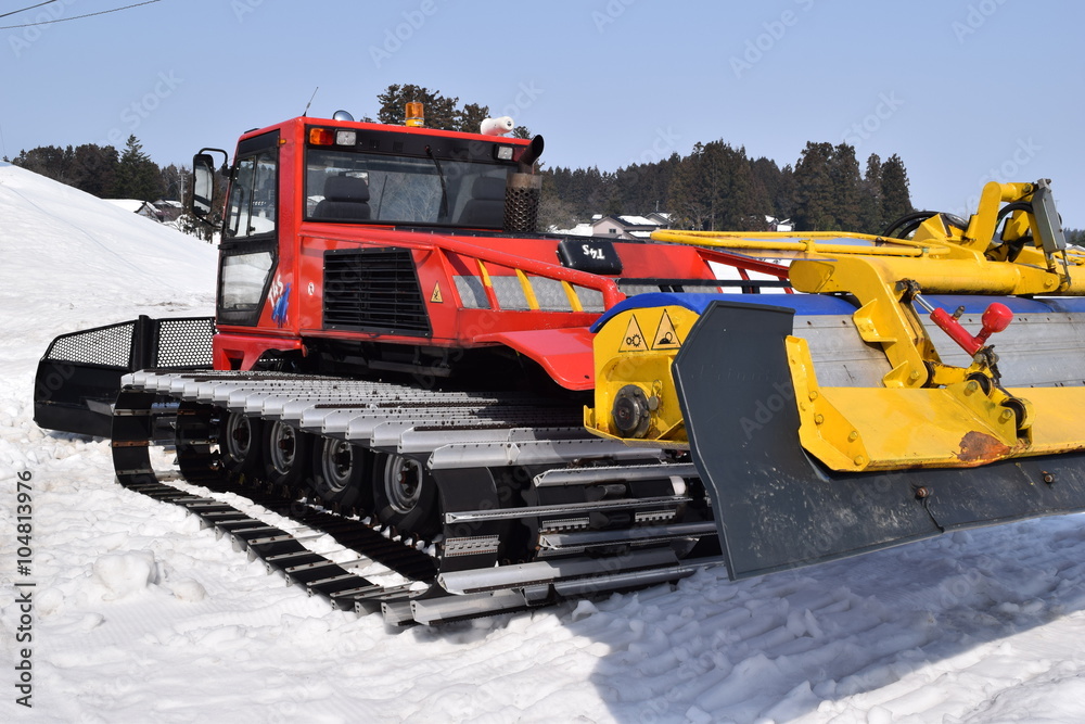圧雪車 山形県庄内地方のスキー場で ゲレンデの整備を行う圧雪車を撮影した写真です 圧雪車 は 前のバケットで雪が多いところから足りないところに寄せて 後ろのローラーで雪を砕いて圧雪して平らにします 圧雪すると雪面が細かい波板状になります Stock Photo