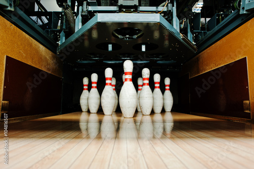 Fotografia Ten white pins in a bowling alley lane