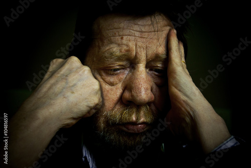 uomo anziano pensieroso, depresso photo