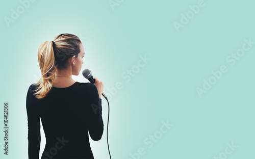 Ragazza canta con microfono parla 
