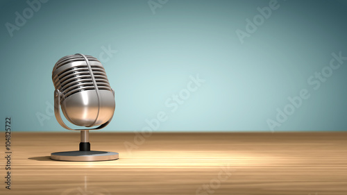 Microphone vintage posé sur une table en bois, orienté et prêt pour enregistrer photo