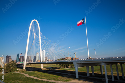 Obraz na płótnie Dallas downtown skyline and Margaret hut hills bridge w salonie
