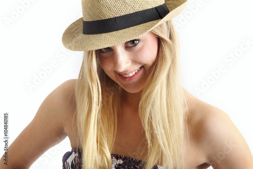 lächelnde junge Frau mit Sommerhut