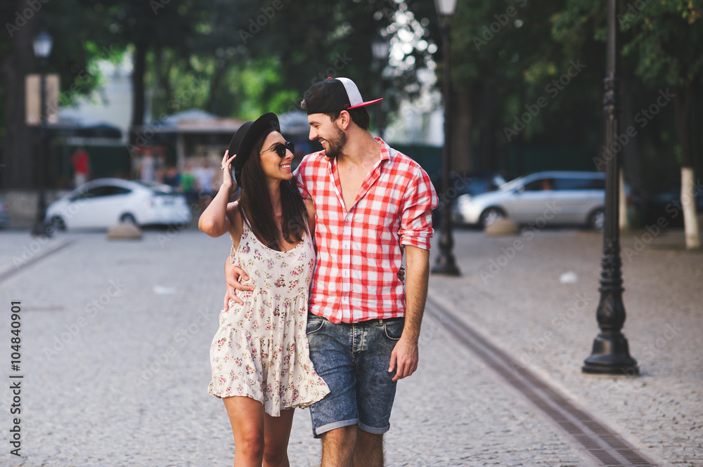 Obraz premium Hipsters walking on summer day