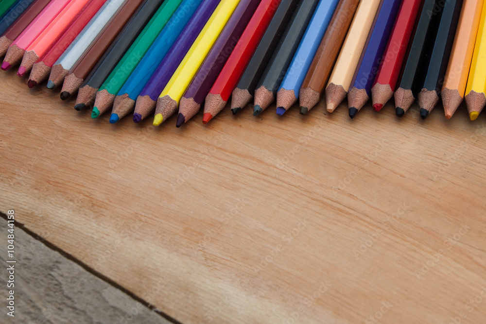Obraz premium Closed up color pencil with wooden background