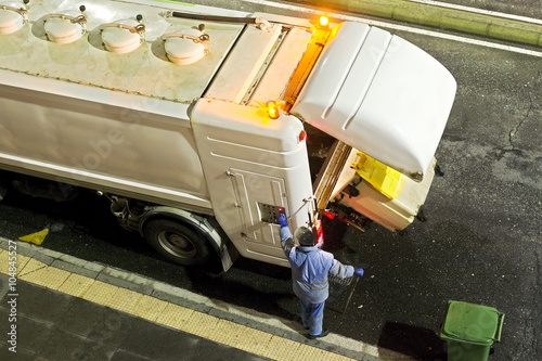 Φωτογραφία utility service company worker man for cleaning the dumpsters containers of city