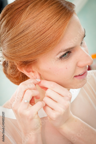 Sposa prima del matrimonio - Sistemando gli orecchini photo