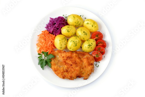 smażony filet drobiowy z ziemniakami, pomidorem i surówkami