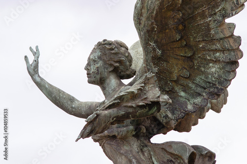 statua femminile di angelo a Roma photo