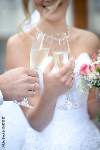 Brautpaar beim Anstoßen mit Champagner