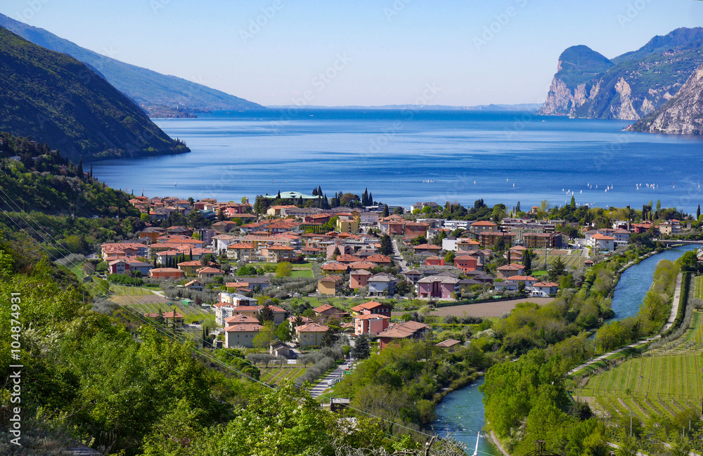 Blick auf den Gardasee mit Häuser im Vordergrund, Italien
