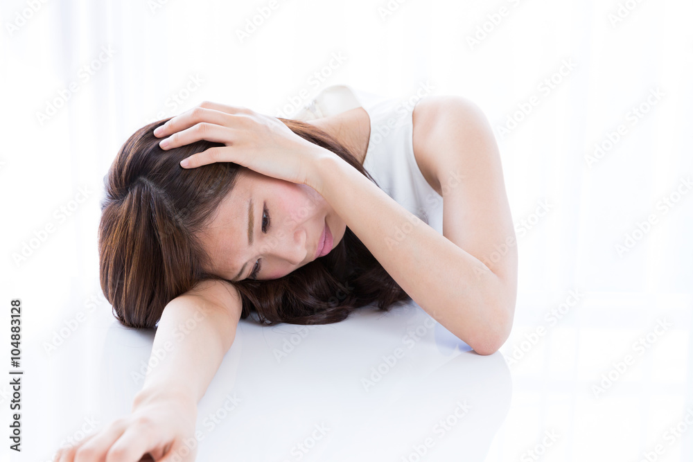 落ち込む女性
