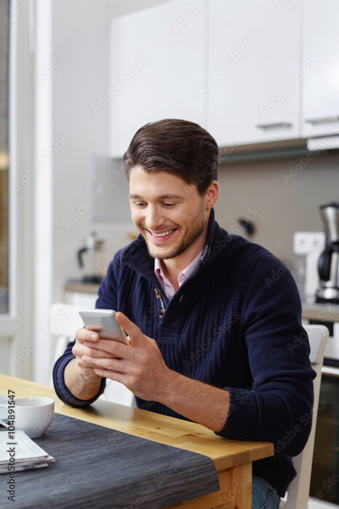 glücklicher mann liest eine nachricht am smartphone glücklicher mann liest eine nachricht am smartphone