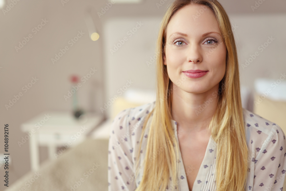 entspannte junge frau sitzt auf dem bett im schlafzimmer entspannte junge frau sitzt auf dem bett im schlafzimmer