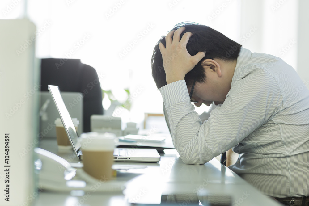 頭を抱えて嘆くビジネスマン