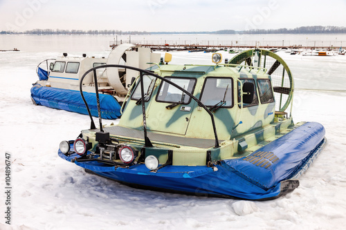 Foto Hovercraft transporters at the Volga embankment in winter day
