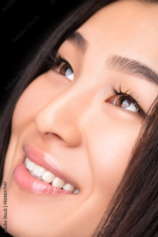 Obraz premium Close-up of smiling Asian woman in studio